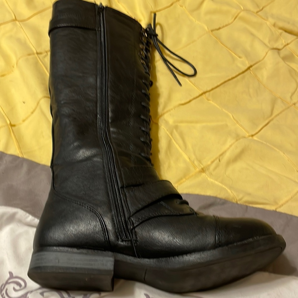 Black size 7 lace up the front zip up the side,below the knee boots